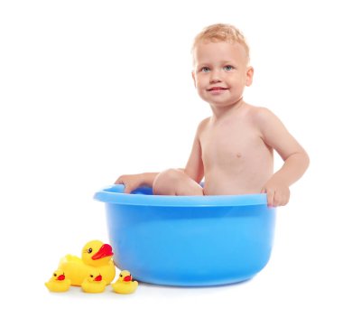 Plastik itirazları üzerine beyaz izole oturma sevimli küçük çocuk