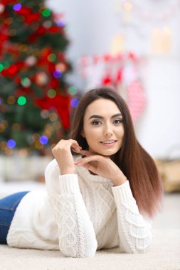 Evde yerde yatarken Bayan