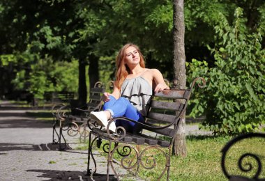 Bankta oturan kadın