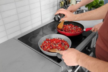 Yemek dersleri veren aşçı