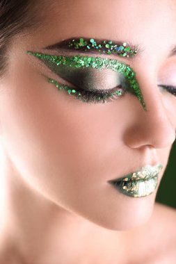 yaratıcı makyaj ile genç kadın 