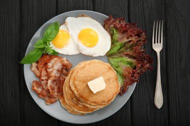 sahanda yumurta ve domuz pastırması tabakta Servis Kahvaltı  