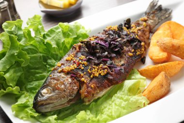 Lezzetli kızarmış balık ile plaka