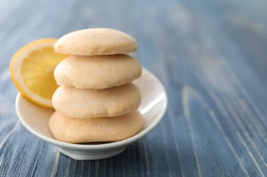 Ev yapımı limonlu kurabiye ile plaka 