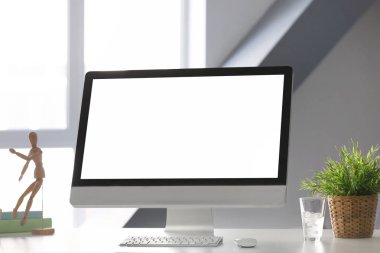 çalışma alanı ile modern monitör