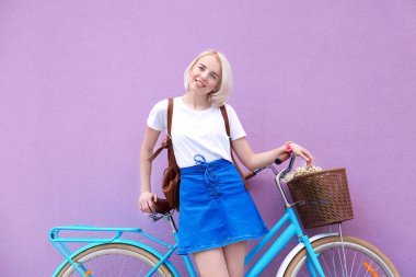şık bisiklet ile genç kadın