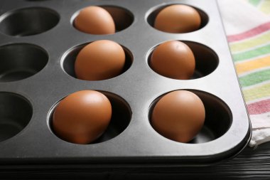 Katı pişmiş yumurta ile çörek teneke