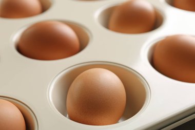 Katı pişmiş yumurta ile çörek teneke