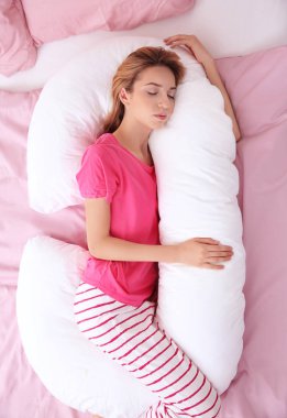 vücut yastık ile uyuyan kadın