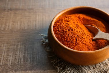 Biber tozu kaşık kase ile 