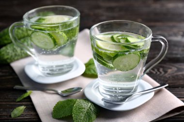 serinletici su nane ve salatalık ile