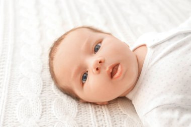 Yumuşak ekose evde yalan şirin bebek