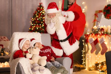 Oda güzel Noel süslemeleri ile çocuklarda uyku yakınındaki otantik Noel Baba