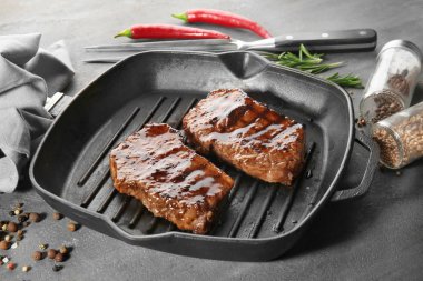 Lezzetli biftek ile ızgara tava 