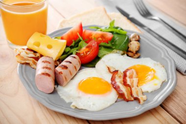 plaka üzerinde yumurta ile Kahvaltı   