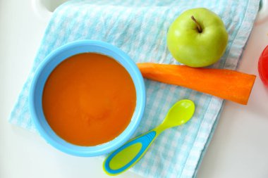 Plastik kase ile yeşil elma püresi ile 