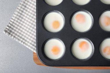 Çörek teneke pişmiş yumurta ile