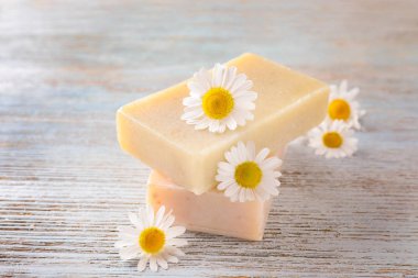 Sabun ve papatya çiçekler