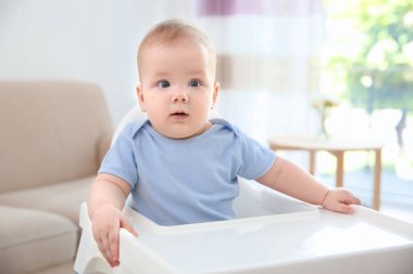 Şirin Bebek mutfakta oturmuş