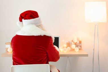  Noel Baba dizüstü kullanarak