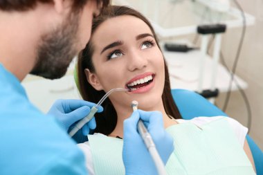 Diş hekimi hastanın diş Kliniği sondaj