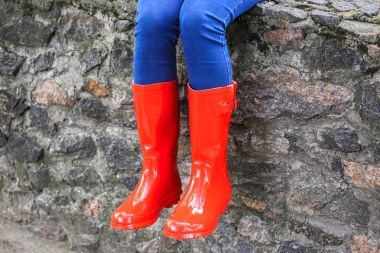 kadın kırmızı lastik çizmeler 