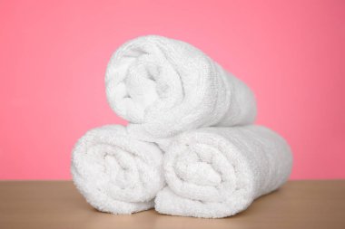 Tablo üzerinde rulo havlu 