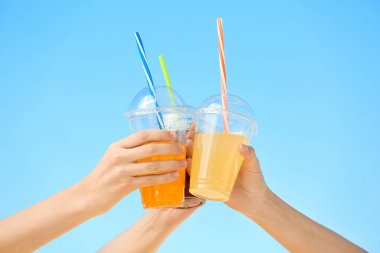 kadınlarla içecekler denizde tatil