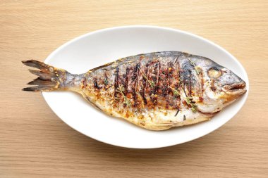 Lezzetli kızarmış balık ile plaka 