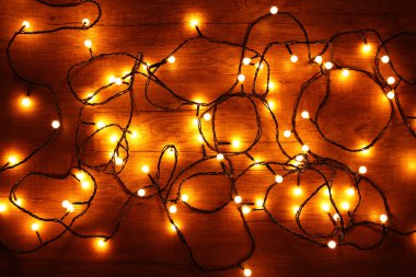 Noel ışıkları parlayan  