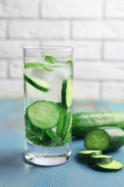 serinletici su nane ve salatalık ile