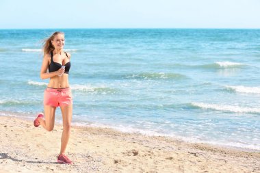 çalışan genç bir kadın