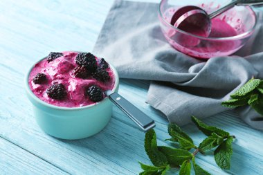 BlackBerry yoğurt dondurma ile kase 