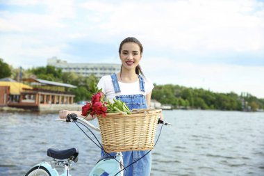 Bisiklet ile genç gülümseyen kız 