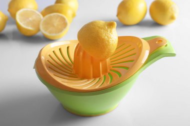 Kesilmiş limon ve plastik meyve sıkacağı ile kompozisyon 