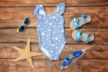 Bununla birlikte güneş gözlüklü küçük bebek mayo