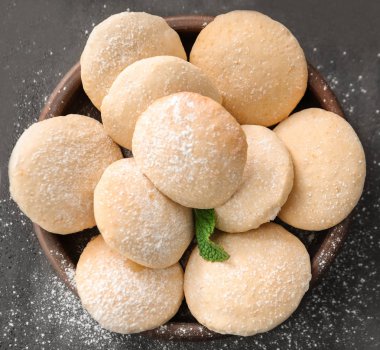 Ev yapımı limonlu kurabiye ile plaka 