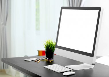 çalışma alanı ile modern monitör