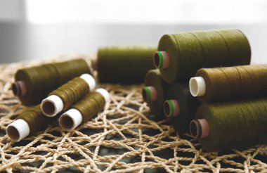 Yeşil iş parçacığı makaralar 