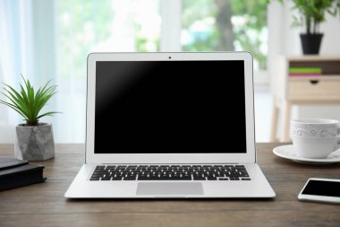 Modern dizüstü bilgisayar ile rahat çalışma alanı 