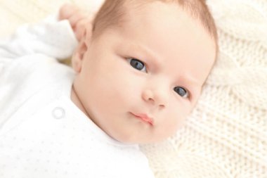 Yumuşak ekose evde yalan şirin bebek