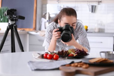 Genç kadın ile profesyonel fotoğraf makinesi 