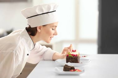 Kadın Şef tatlılar dekorasyon 