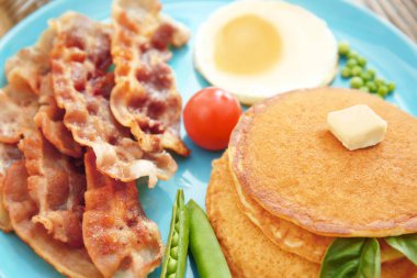 Kızarmış yumurta ile lezzetli breakfast