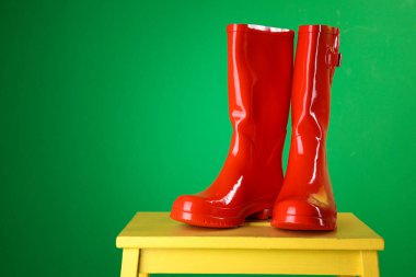 Kırmızı lastik çizme 