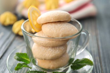 Cam bardak limonlu kurabiye ile 
