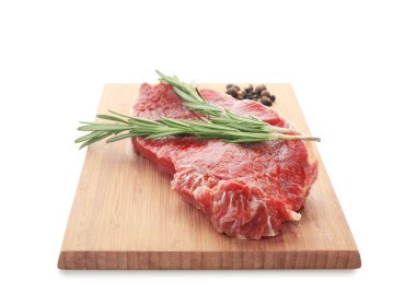 Taze çiğ et ile ahşap tahta