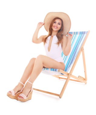 Şapkalı genç kadın.