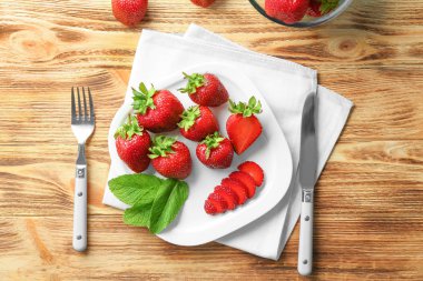 Plaka lezzetli olgun çilek ile 