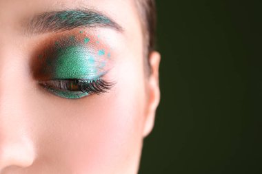 yaratıcı makyaj ile genç kadın 